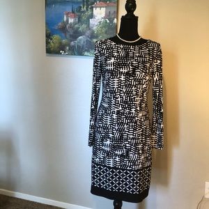 Beautiful and comfortable dress. Fully lined. Invisible back zipper